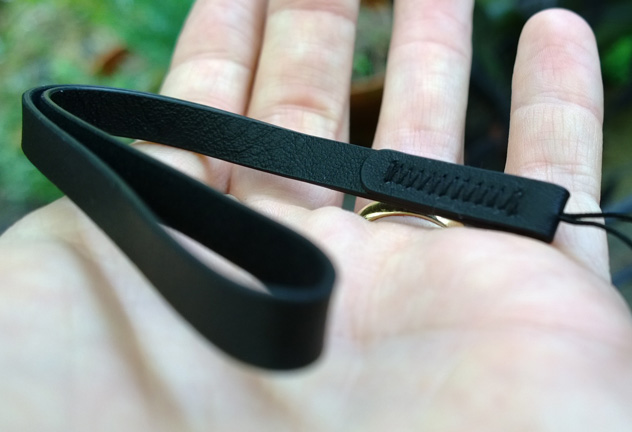 Nokia-Camera-Grip-wrist-strap_feat