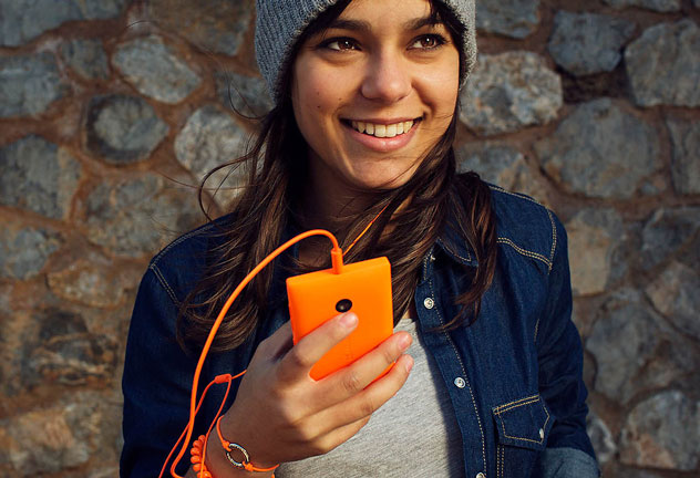 Lumia-435_head-up_feat