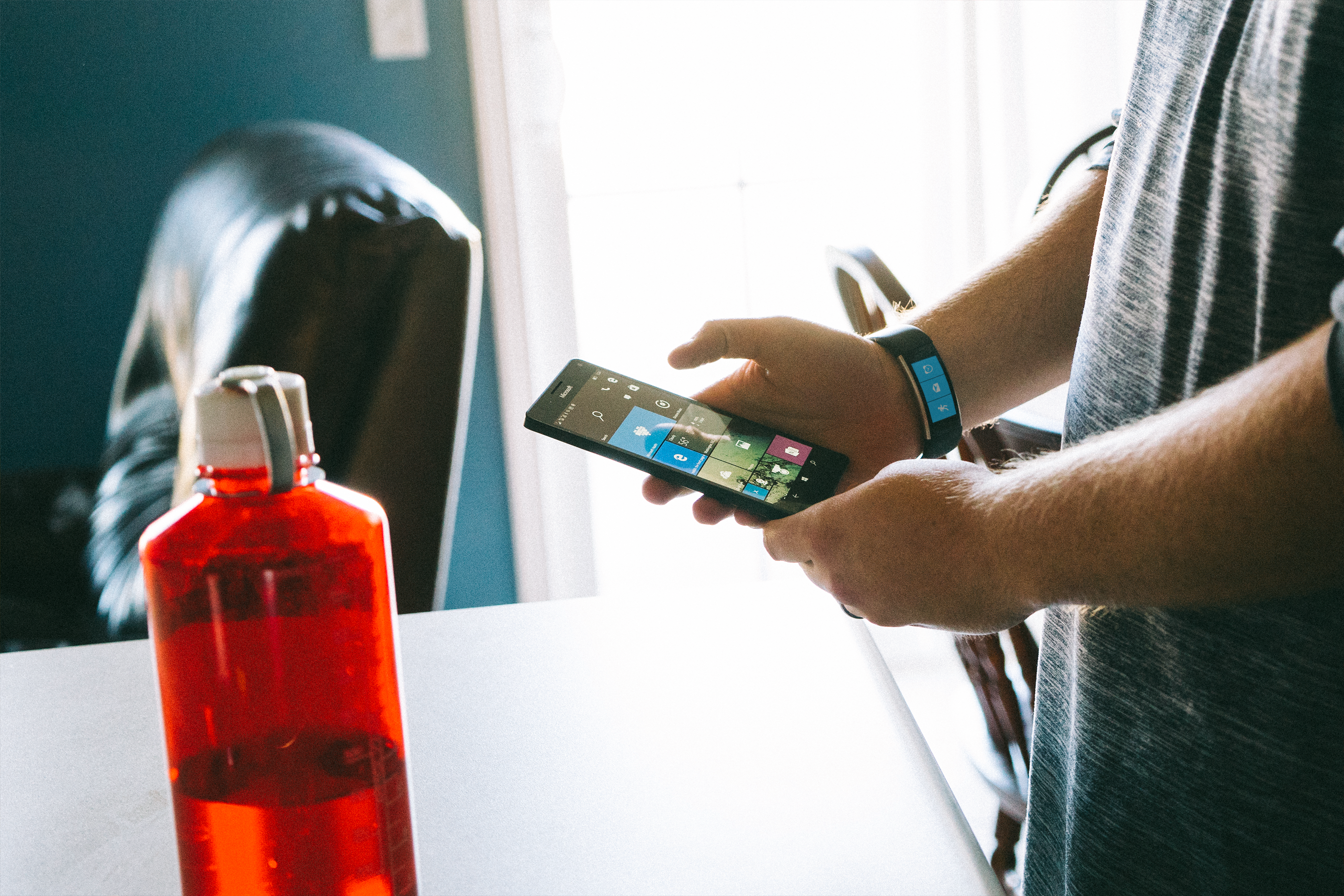 Eric Schmit using his new Lumia and Microsoft Band.
