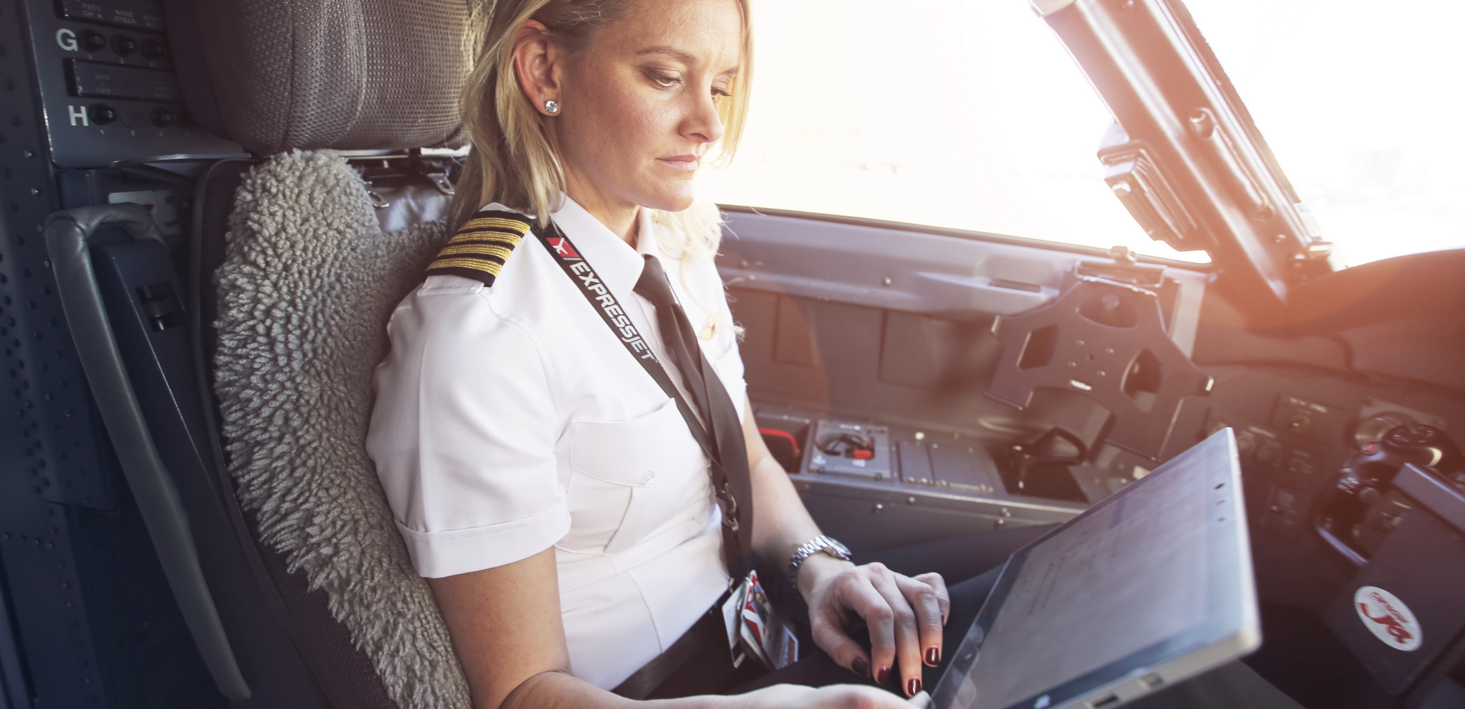 FAA Approves ExpressJet’s Electronic Flight Bag on Windows 10 – Takes Burden Off Pilots’ Daily Flight Routine