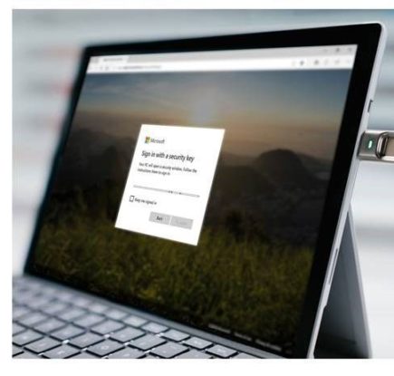 Аппаратный ключ FIDO2 втавлен в планшет на Windows