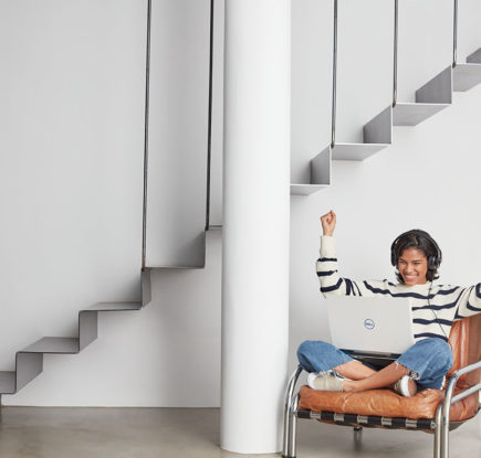 девушка и ноутбук