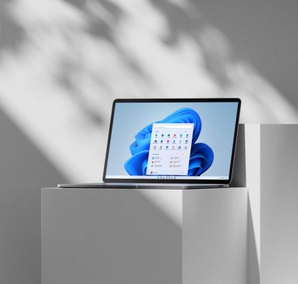 Включенный ноутубук на Windows 11 в лакончином интерьере