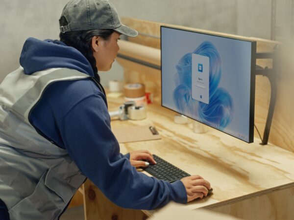 A worker signs into Windows 365