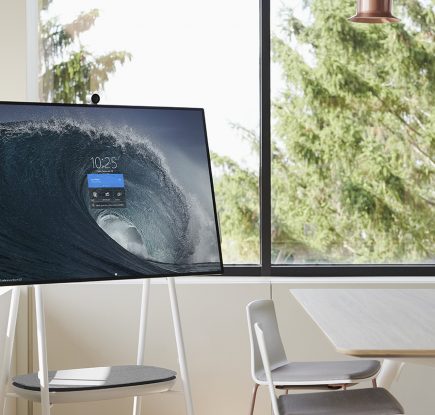 開放的な会議室の角に佇む Surface Hub 2