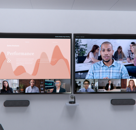 Teams Rooms の新しいコンテンツ レイアウト、フロント ローは、デュアルモニター構成により、リモート参加者とのつながりを強く感じられる。