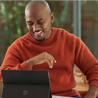 在宅勤務で、Microsoft Teamsを使って営業電話をかけているサラリーマン。