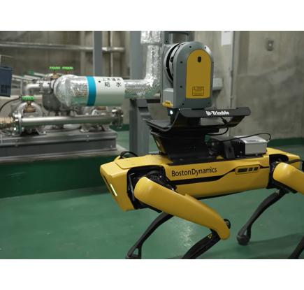 四足歩行ロボットSpot の背中に 3Dレーザースキャナ Trimble X7 が搭載され、機械設備室内を歩行している写真