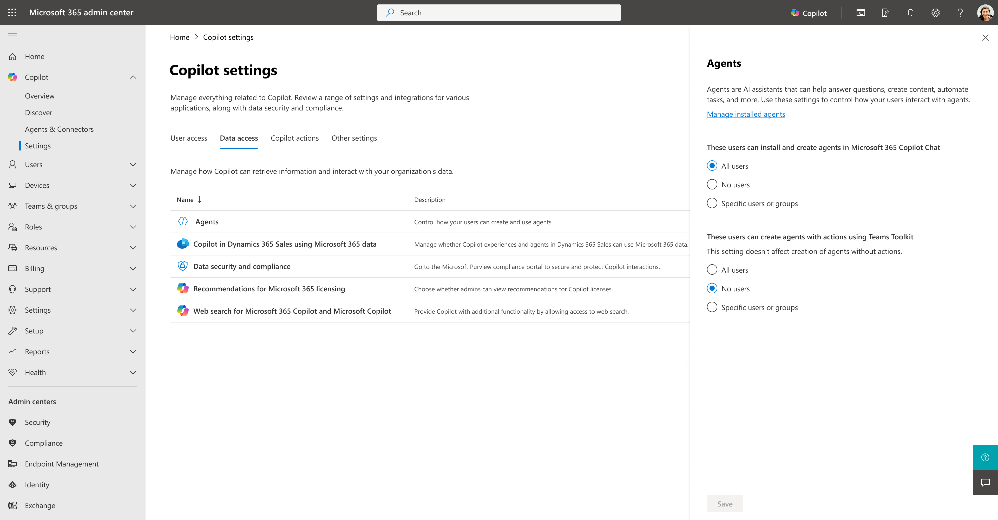 Microsoft 365 管理センターの Copilot 設定画面。Microsoft 365 Copilot Chat でのユーザーやグループによるエージェントのインストールや作成の有効化と無効化を制御できる