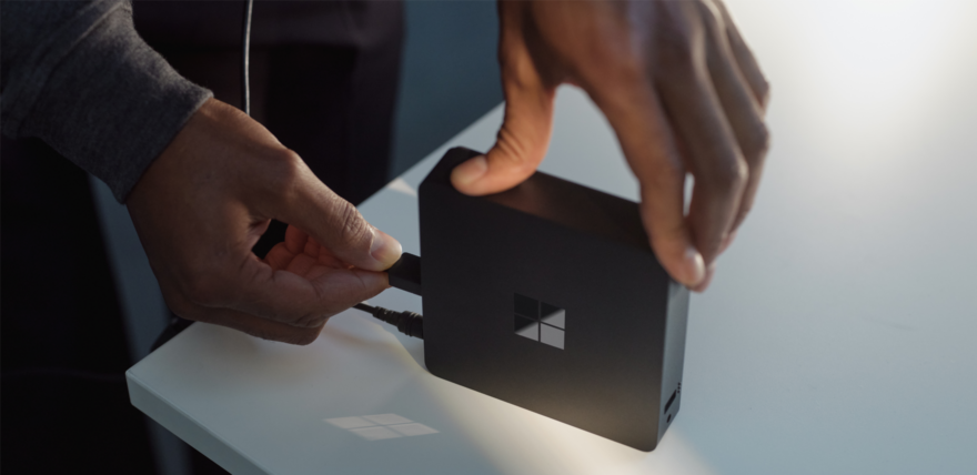 Windows 365 Linkをセットアップしている男性の手