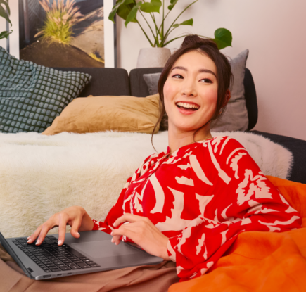 Windows 11 デバイスを使うアジア女性