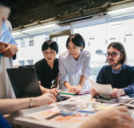 PCを覗きこんでいる若いビジネスパーソン