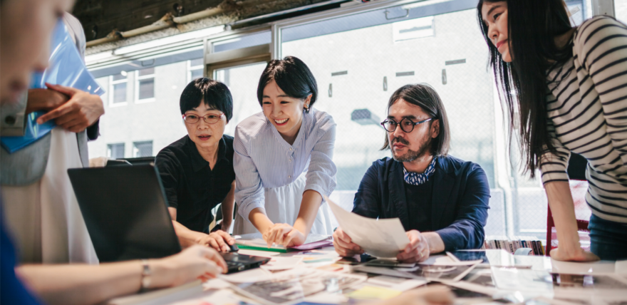 PCを覗きこんでいる若いビジネスパーソン