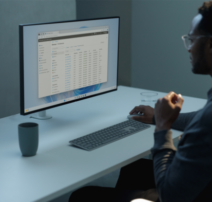 Intuneを操作している男性