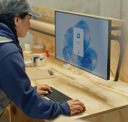 Windows 365 を使っているフロントラインの女性