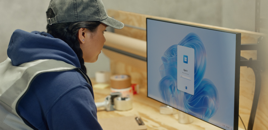 Windows 365 を使っているフロントラインの女性