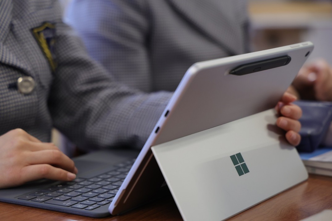 Surface Pro 12 インチの試験導入に参加している高校 1 年生の生徒に感想を聞いてみたところ、以下のように回答してくれました。