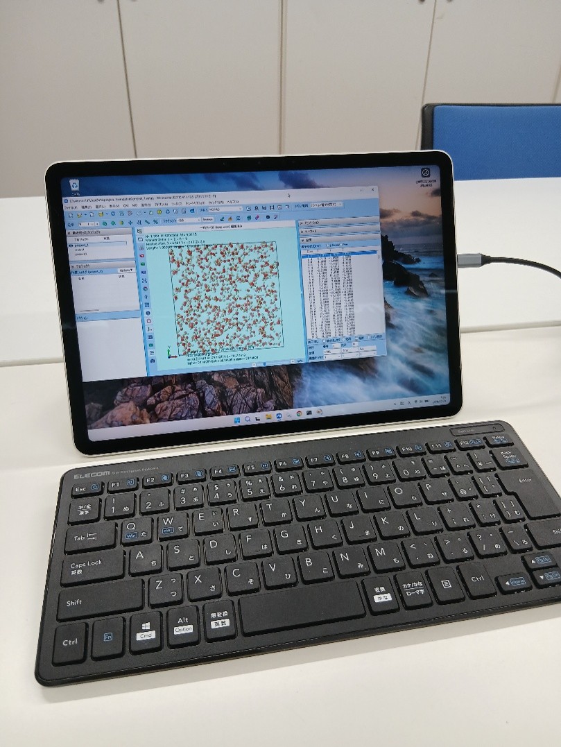 Snapdragon® X Plus 8 コア搭載 Surface 上で動作する Winmostar の様子