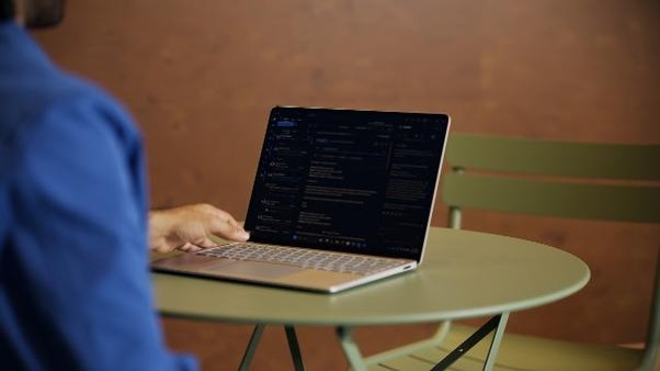 一部の Surface Laptop 13.8 インチ構成のディスプレイ システムに直接組み込まれた内蔵プライバシー スクリーン。
