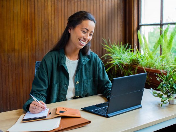 WIN23_PRO_HP_Elite_Folio_School_001