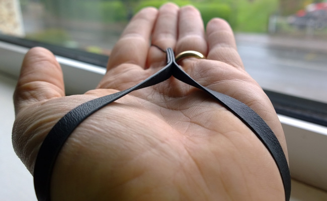 Nokia-Camera-Grip-wrist-strap_on-wrist