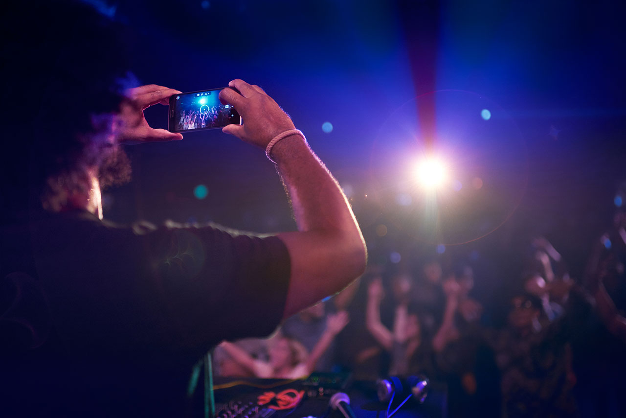 Musician Thavius Beck taking a pictue of an audience with Lumia 950.
