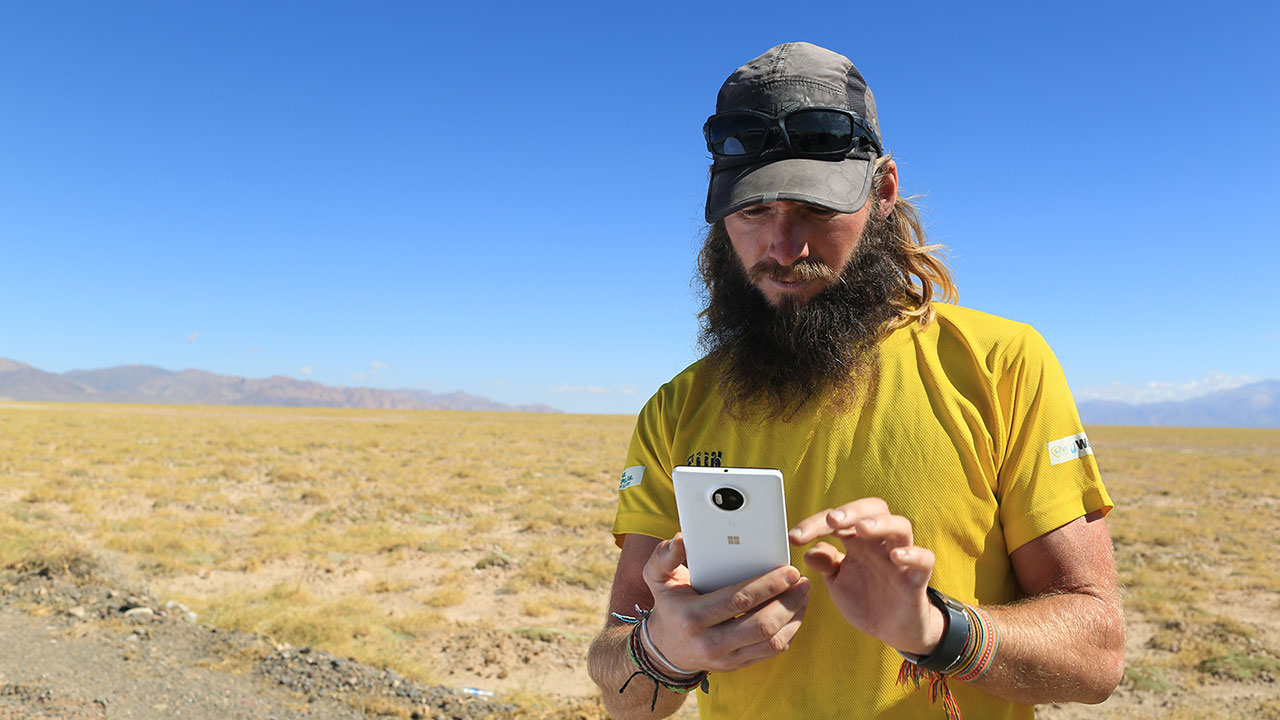 Jamie Ramsay holding a Lumia 950 XL.