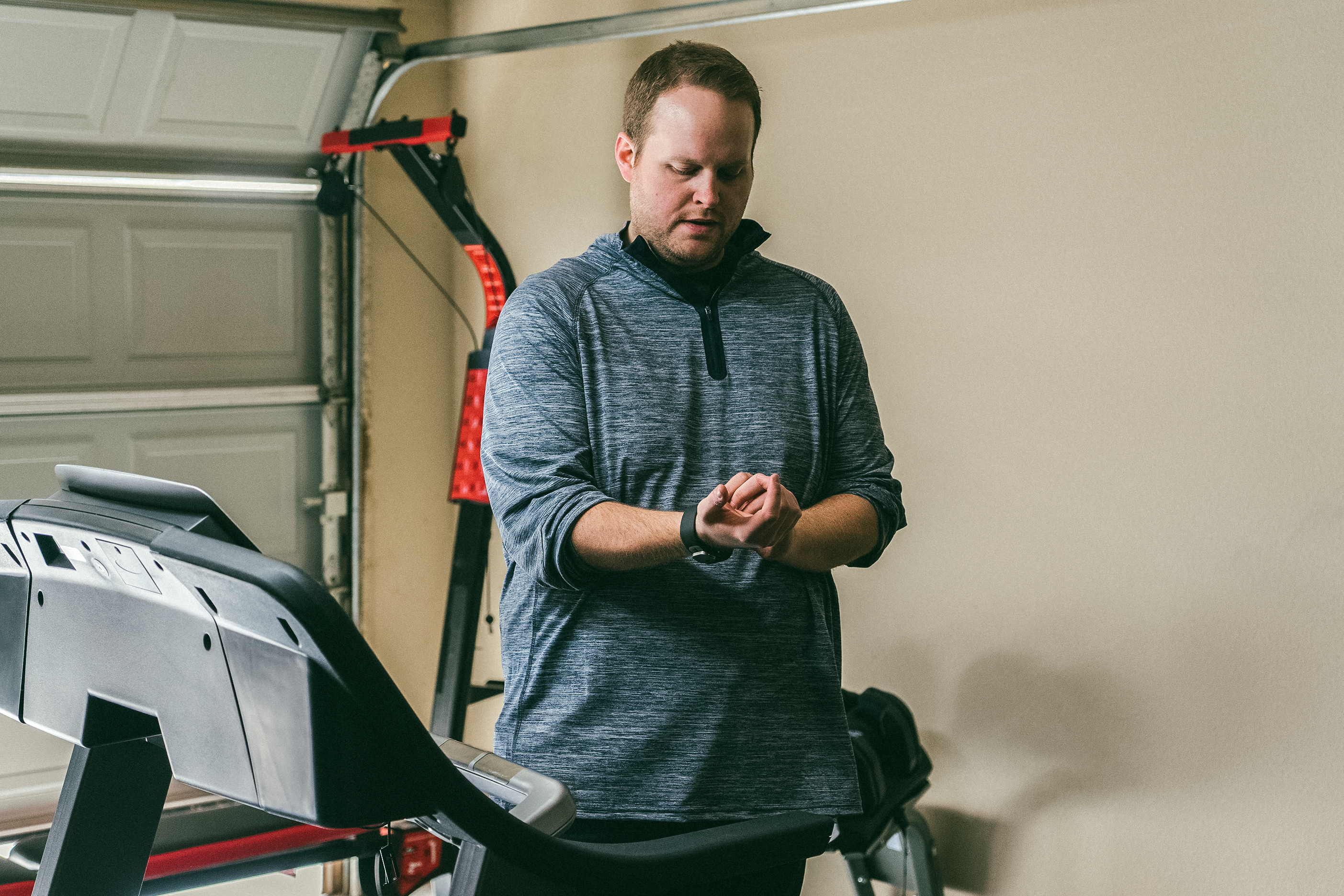 Eric Schmit using his Microsoft Band at the gym.