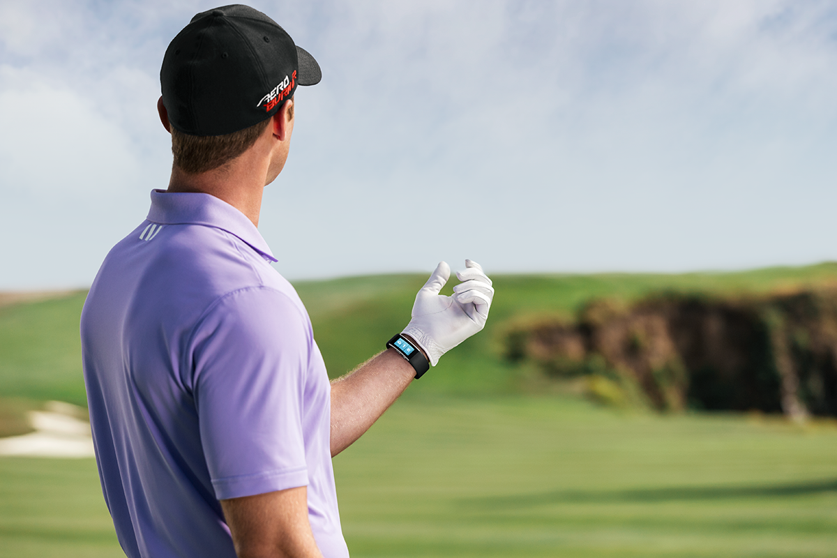 A man using Microsoft Band on a golf course.