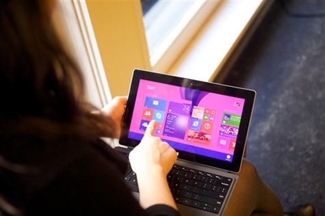 Lauren Iida con su Surface 2